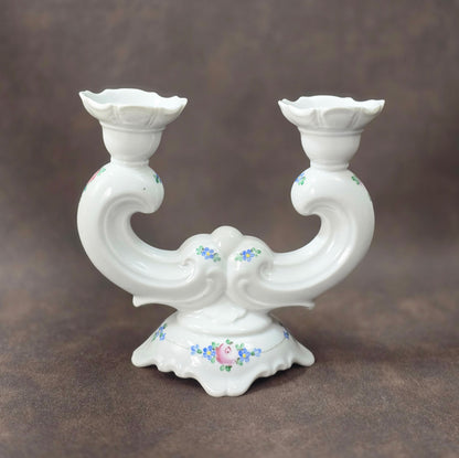 Zweiarmiger handbemalter Porzellan-Kerzenständer, DDR-Vintage aus VEB Weißwasser, Atelierbemalung „WA“, florales Dekor.