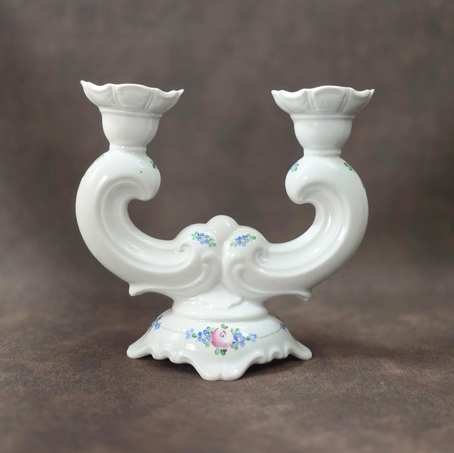 Zweiarmiger handbemalter Porzellan-Kerzenständer, DDR-Vintage aus VEB Weißwasser, Atelierbemalung „WA“, florales Dekor.