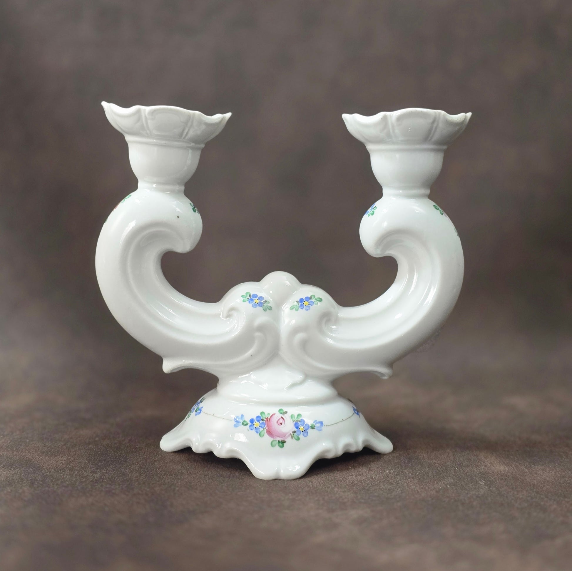 Zweiarmiger handbemalter Porzellan-Kerzenständer, DDR-Vintage aus VEB Weißwasser, Atelierbemalung „WA“, florales Dekor.