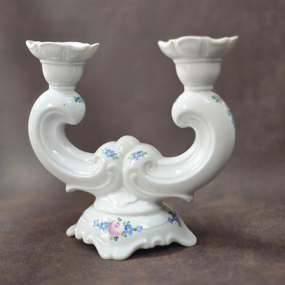 Zweiarmiger handbemalter Porzellan-Kerzenständer, DDR-Vintage aus VEB Weißwasser, Atelierbemalung „WA“, florales Dekor.