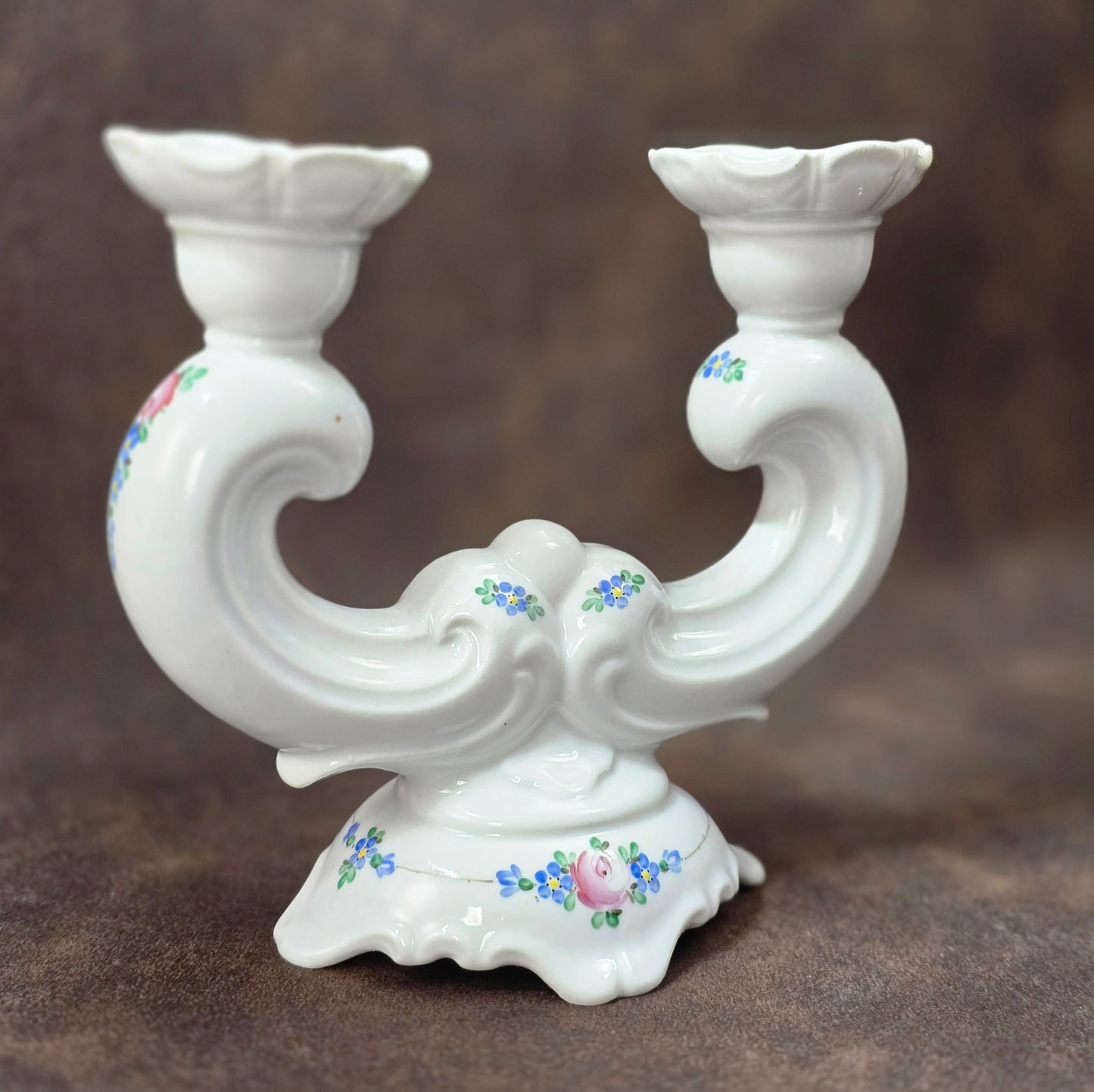 Zweiarmiger handbemalter Porzellan-Kerzenständer, DDR-Vintage aus VEB Weißwasser, Atelierbemalung „WA“, florales Dekor.