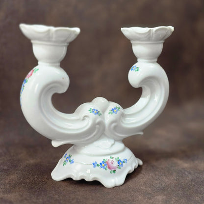 Zweiarmiger handbemalter Porzellan-Kerzenständer, DDR-Vintage aus VEB Weißwasser, Atelierbemalung „WA“, florales Dekor.