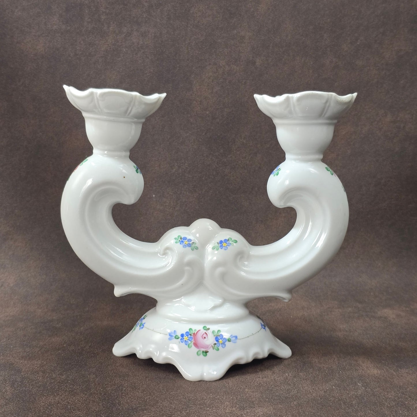 Zweiarmiger handbemalter Porzellan-Kerzenständer, DDR-Vintage aus VEB Weißwasser, Atelierbemalung „WA“, florales Dekor.
