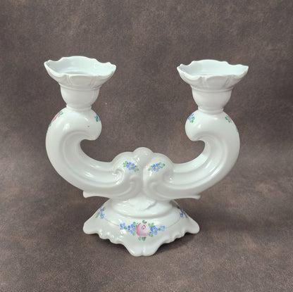 Zweiarmiger handbemalter Porzellan-Kerzenständer, DDR-Vintage aus VEB Weißwasser, Atelierbemalung „WA“, florales Dekor.