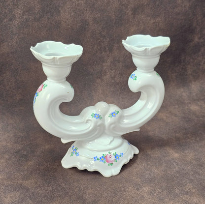 Zweiarmiger handbemalter Porzellan-Kerzenständer, DDR-Vintage aus VEB Weißwasser, Atelierbemalung „WA“, florales Dekor.