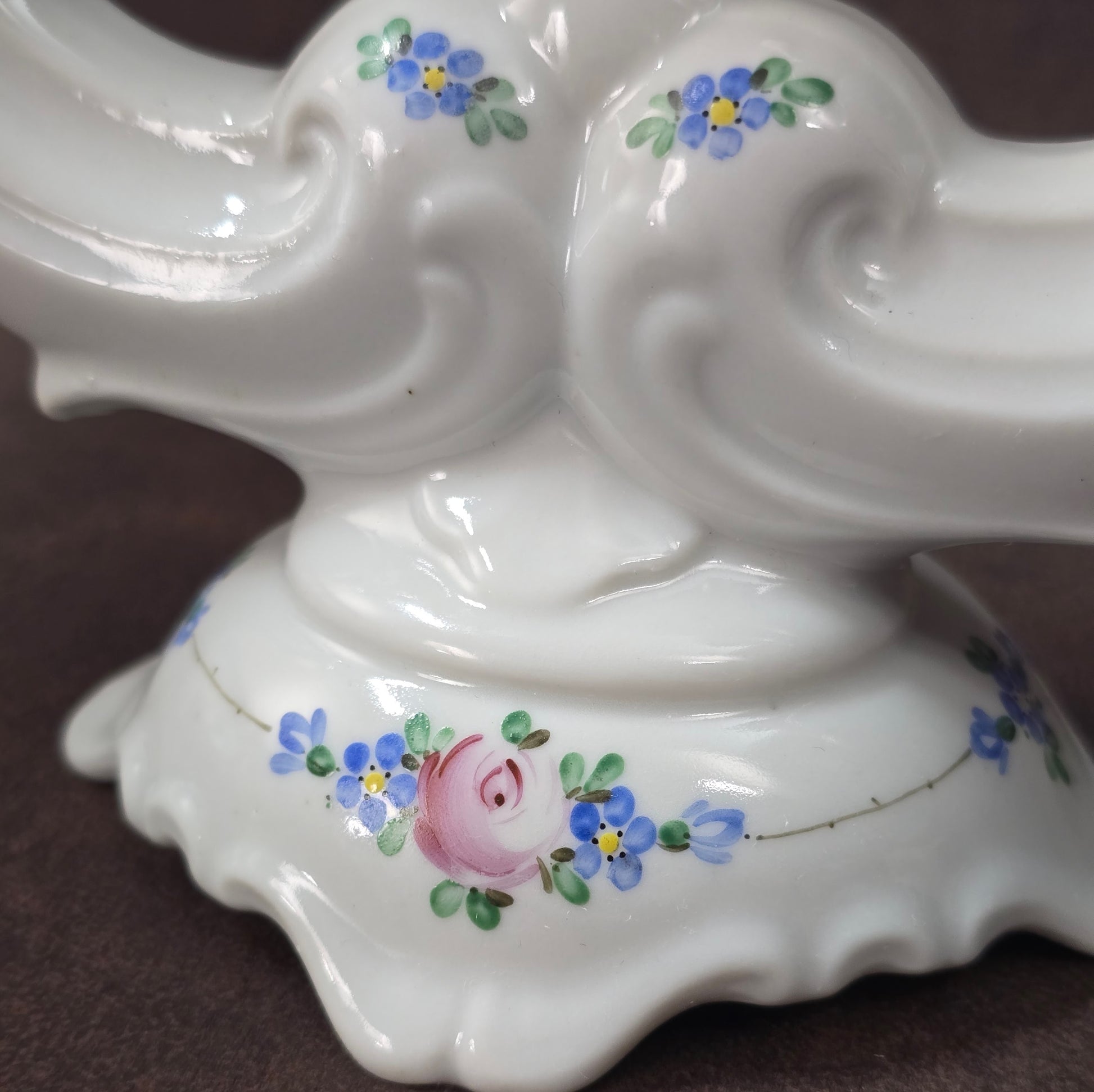 Zweiarmiger handbemalter Porzellan-Kerzenständer, DDR-Vintage aus VEB Weißwasser, Atelierbemalung „WA“, florales Dekor.