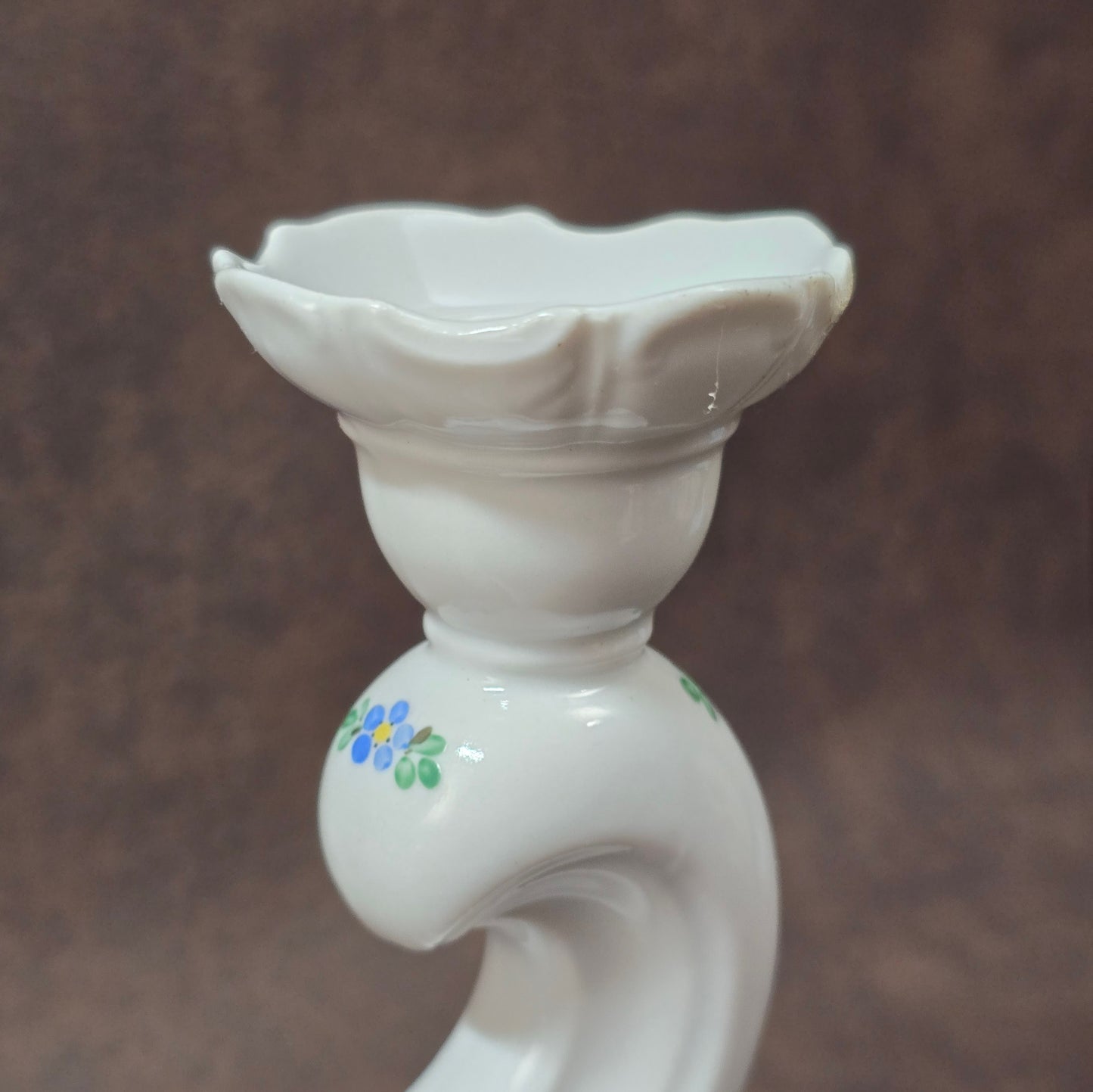 Zweiarmiger handbemalter Porzellan-Kerzenständer, DDR-Vintage aus VEB Weißwasser, Atelierbemalung „WA“, florales Dekor.