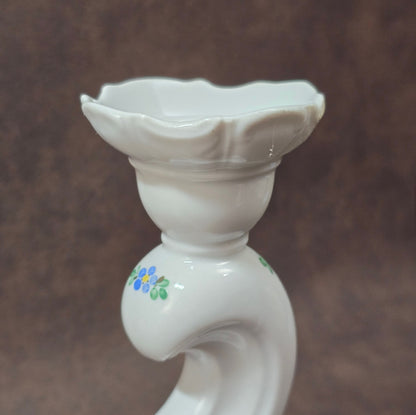 Zweiarmiger handbemalter Porzellan-Kerzenständer, DDR-Vintage aus VEB Weißwasser, Atelierbemalung „WA“, florales Dekor.