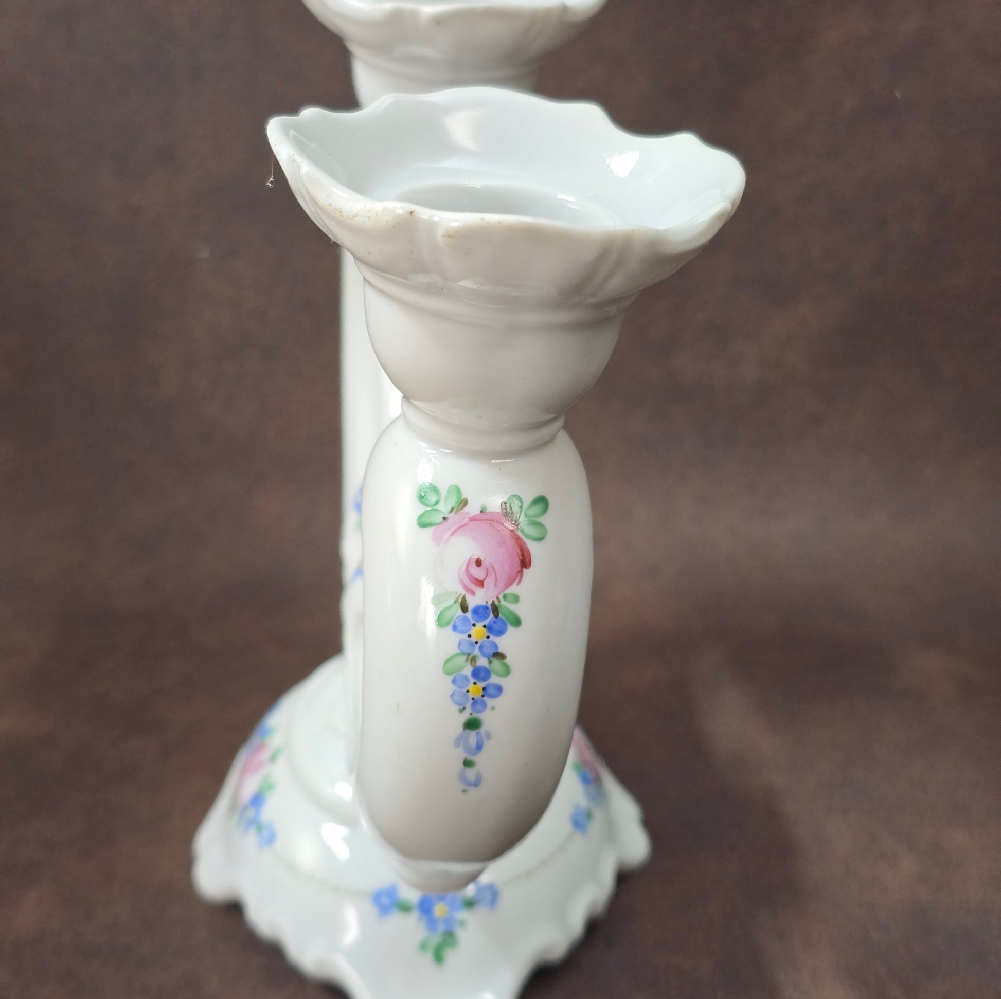 Zweiarmiger handbemalter Porzellan-Kerzenständer, DDR-Vintage aus VEB Weißwasser, Atelierbemalung „WA“, florales Dekor.