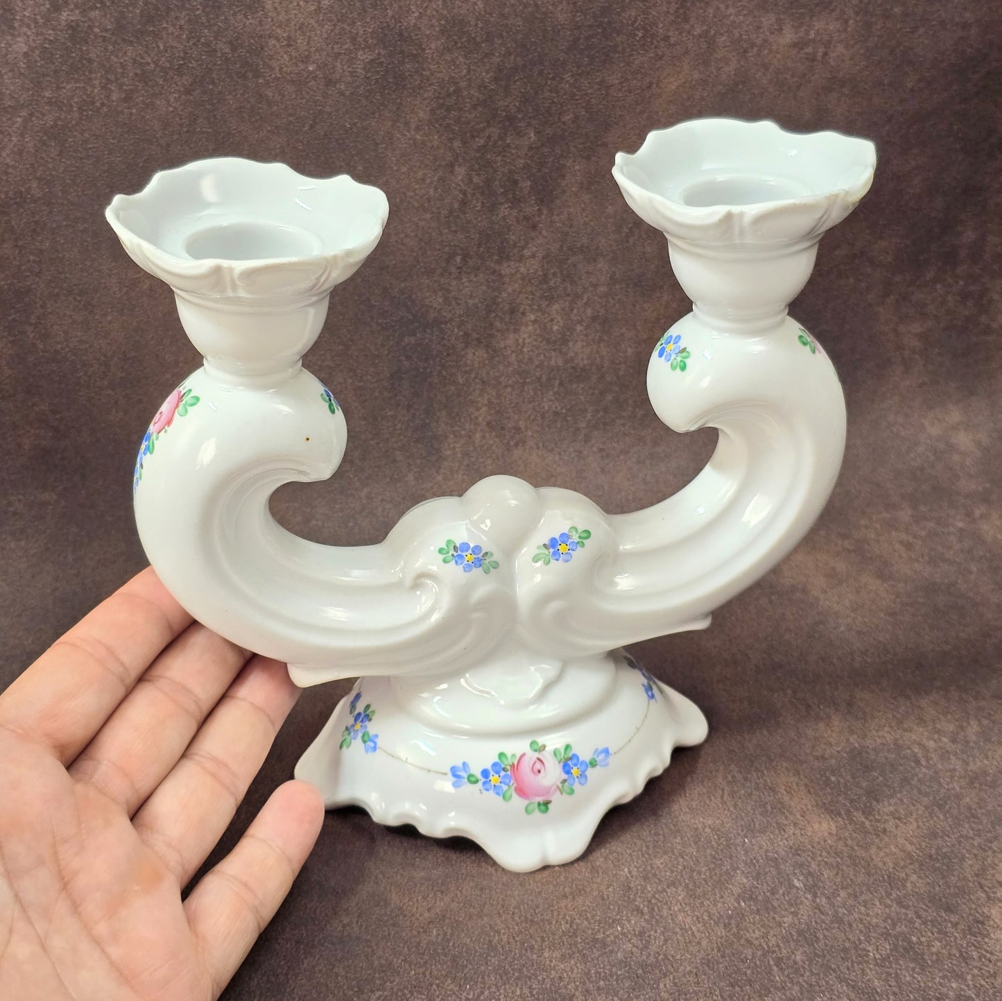 Zweiarmiger handbemalter Porzellan-Kerzenständer, DDR-Vintage aus VEB Weißwasser, Atelierbemalung „WA“, florales Dekor.