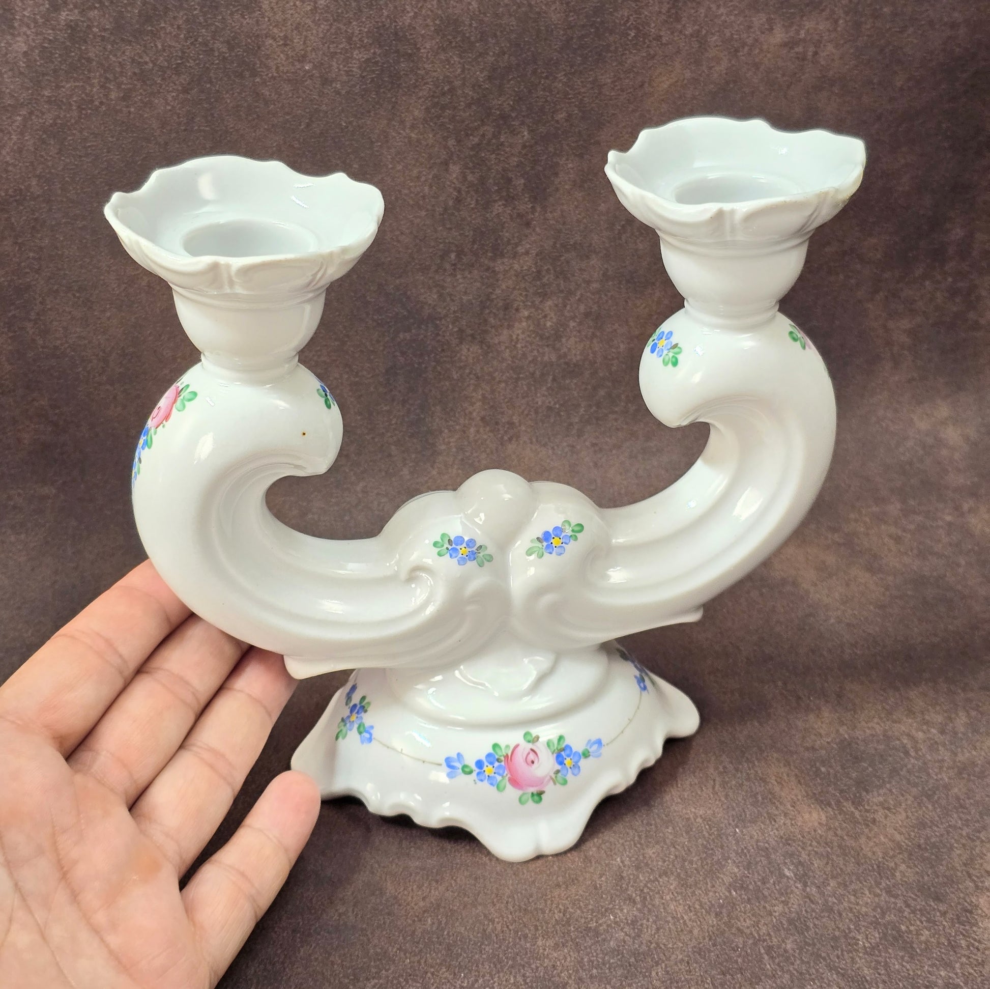 Zweiarmiger handbemalter Porzellan-Kerzenständer, DDR-Vintage aus VEB Weißwasser, Atelierbemalung „WA“, florales Dekor.