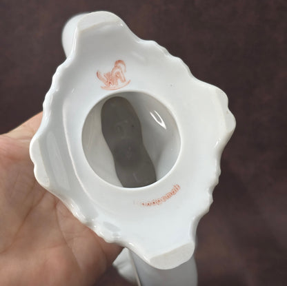 Zweiarmiger handbemalter Porzellan-Kerzenständer, DDR-Vintage aus VEB Weißwasser, Atelierbemalung „WA“, florales Dekor.