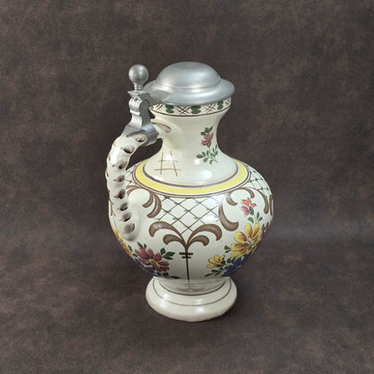 Handbemalter Vintage-Weinkrug aus Keramik mit buntem Blumendekor und Zinndeckel, Ulmer Keramik, 1950–1970.
