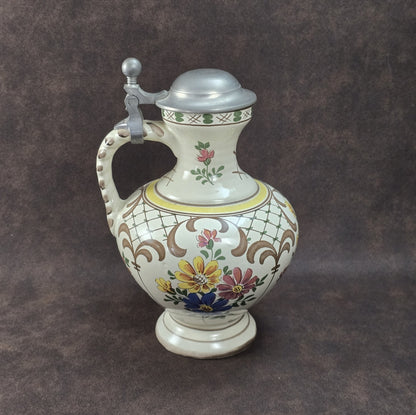 Handbemalter Vintage-Weinkrug aus Keramik mit buntem Blumendekor und Zinndeckel, Ulmer Keramik, 1950–1970.