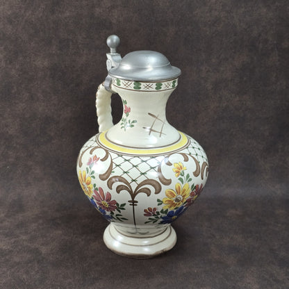 Handbemalter Vintage-Weinkrug aus Keramik mit buntem Blumendekor und Zinndeckel, Ulmer Keramik, 1950–1970.