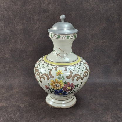 Handbemalter Vintage-Weinkrug aus Keramik mit buntem Blumendekor und Zinndeckel, Ulmer Keramik, 1950–1970.