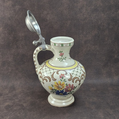 Handbemalter Vintage-Weinkrug aus Keramik mit buntem Blumendekor und Zinndeckel, Ulmer Keramik, 1950–1970.