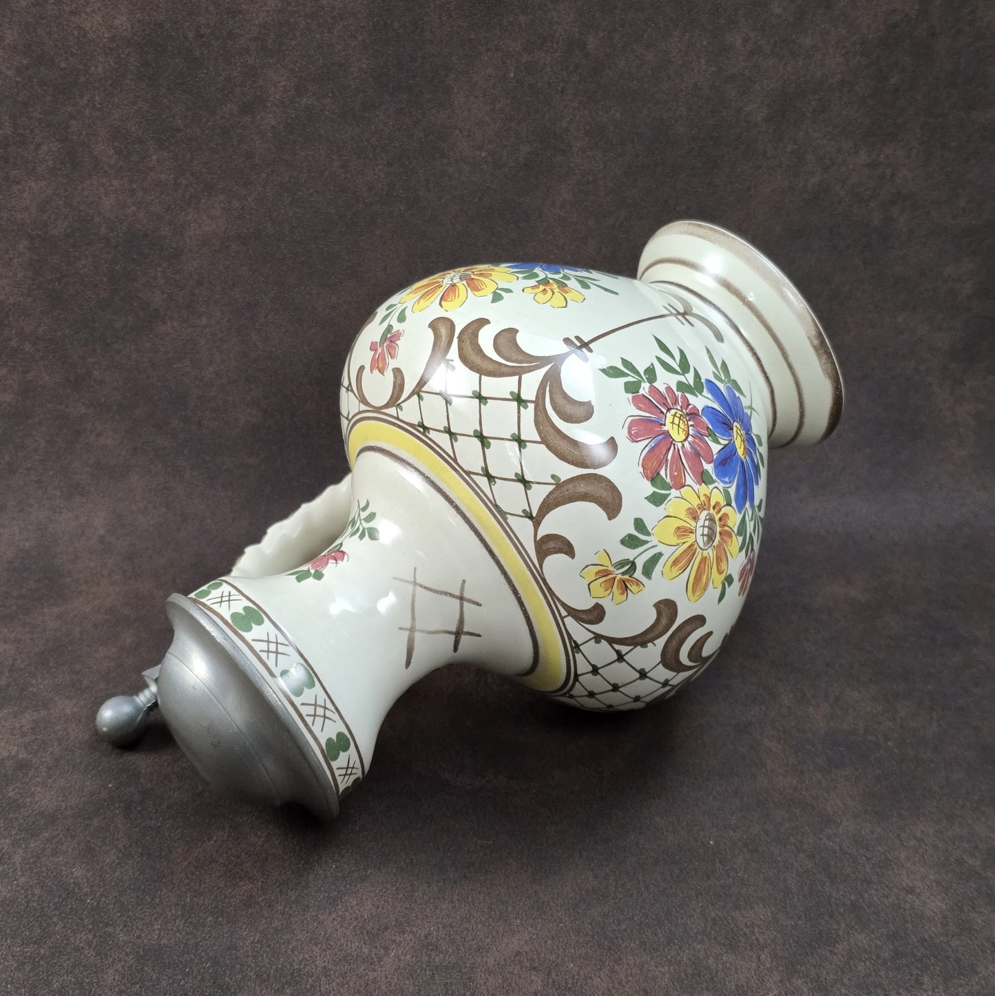 Handbemalter Vintage-Weinkrug aus Keramik mit buntem Blumendekor und Zinndeckel, Ulmer Keramik, 1950–1970.