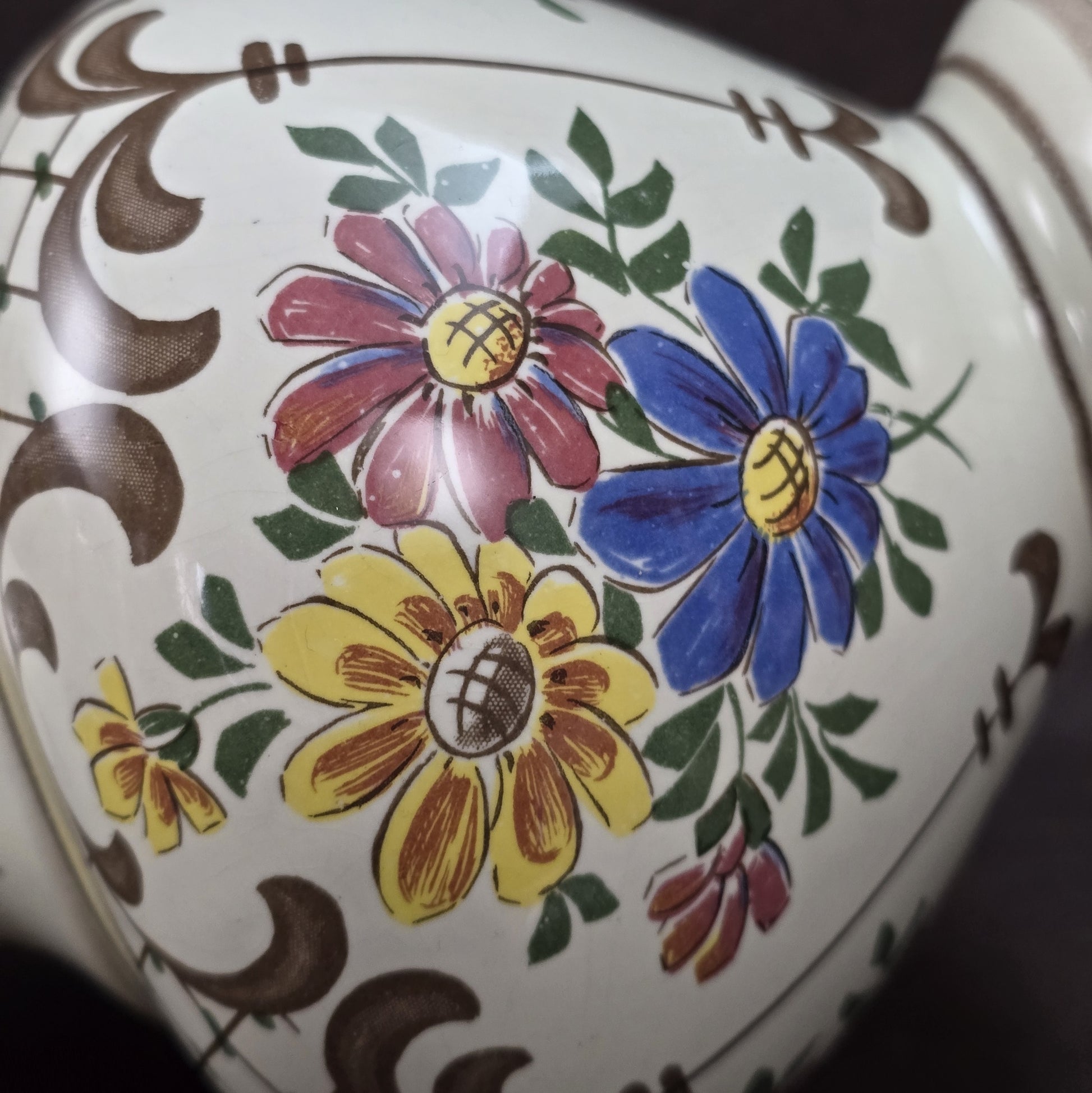 Handbemalter Vintage-Weinkrug aus Keramik mit buntem Blumendekor und Zinndeckel, Ulmer Keramik, 1950–1970.