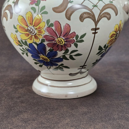 Handbemalter Vintage-Weinkrug aus Keramik mit buntem Blumendekor und Zinndeckel, Ulmer Keramik, 1950–1970.