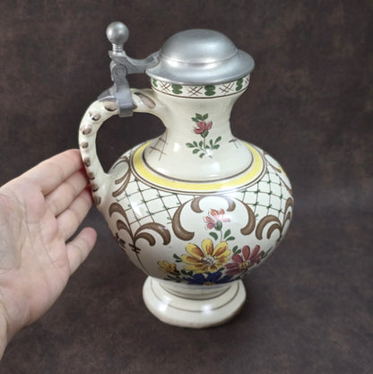 Handbemalter Vintage-Weinkrug aus Keramik mit buntem Blumendekor und Zinndeckel, Ulmer Keramik, 1950–1970.