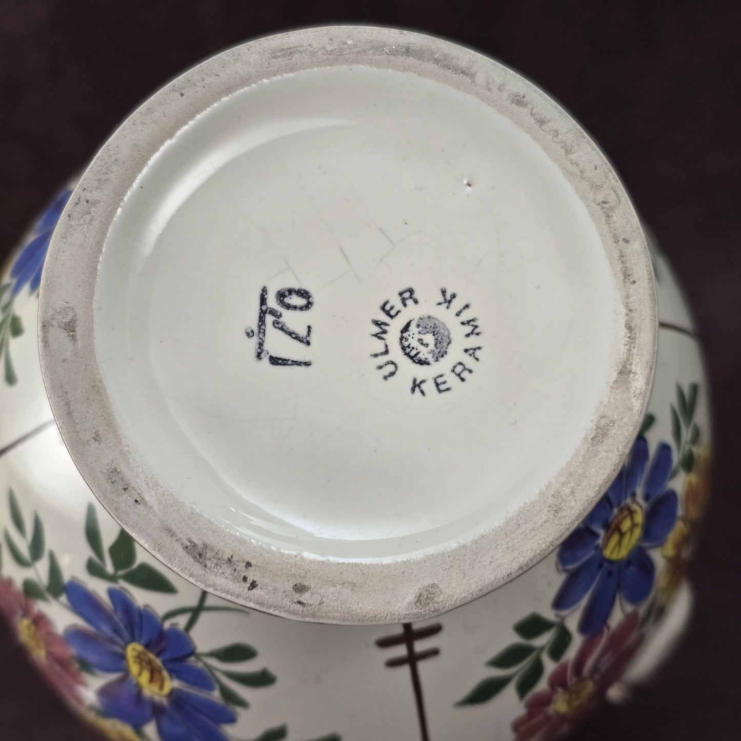 Handbemalter Vintage-Weinkrug aus Keramik mit buntem Blumendekor und Zinndeckel, Ulmer Keramik, 1950–1970.