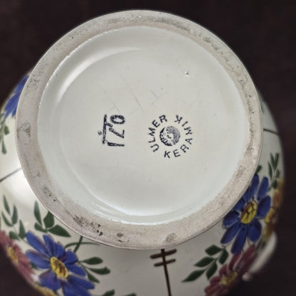 Handbemalter Vintage-Weinkrug aus Keramik mit buntem Blumendekor und Zinndeckel, Ulmer Keramik, 1950–1970.