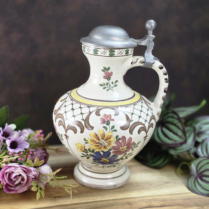 Handbemalter Vintage-Weinkrug aus Keramik mit buntem Blumendekor und Zinndeckel, Ulmer Keramik, 1950–1970.