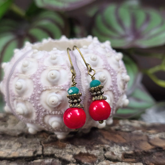 Handgefertigte Boho-Ohrhänger mit roten Glasperlen und funkelndem Kristallglas in Petrol. Leicht, elegant & vielseitig kombinierbar – ideal für Alltag & besondere Anlässe.
