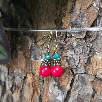 Handgefertigte Boho-Ohrhänger mit roten Glasperlen und funkelndem Kristallglas in Petrol. Leicht, elegant & vielseitig kombinierbar – ideal für Alltag & besondere Anlässe.