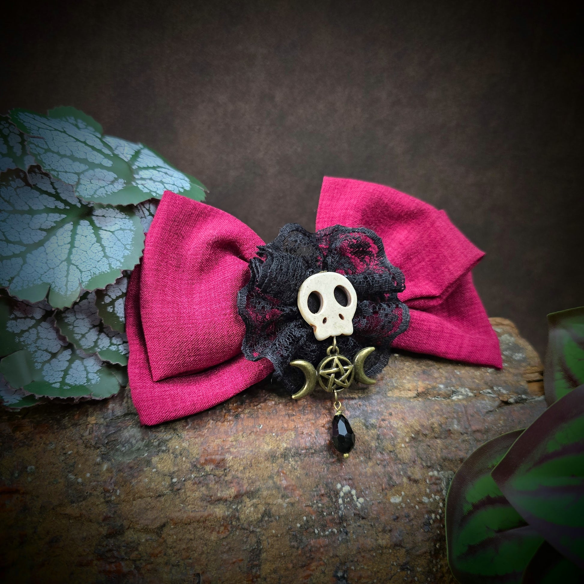 Handgefertigte Gothic Haarspange mit Schleife & Triple Moon Pentagramm. In Rot & Bronze – ideal für Clubwear, Cosplay oder Hexenmarkt. Sicherer Sitz durch französischen Klippverschluss.