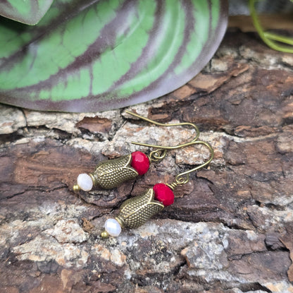 Romantische Ohrhänger im Nostalgie-Stil mit bronzefarbenem Tulpenkelch & dunkelroten Kristallglasperlen. Perfekt für Alltag, Date oder als liebevolles Geschenk für Schmuckliebhaber.
