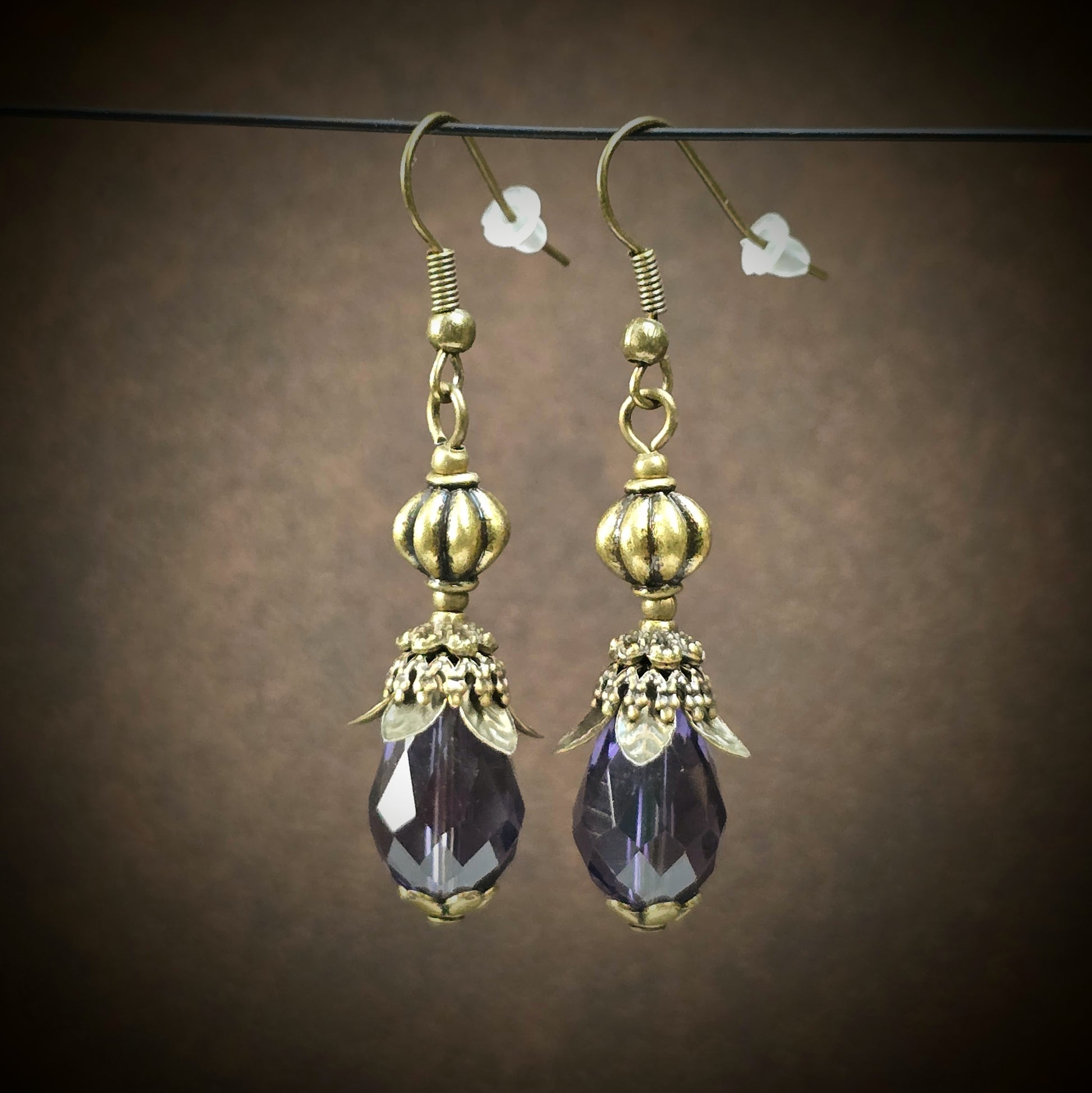 Handgefertigte Ohrhänger im Vintage-Look mit facettiertem Amethyst-Kristallglas & antik bronzefarbener Fassung. Romantischer Ohrschmuck für jeden Anlass!