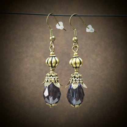Handgefertigte Ohrhänger im Vintage-Look mit facettiertem Amethyst-Kristallglas & antik bronzefarbener Fassung. Romantischer Ohrschmuck für jeden Anlass!