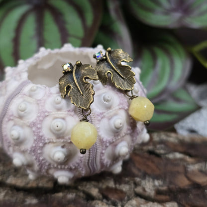 Mystische Ohrstecker mit Blattdesign & echter Calcit-Perle – handgefertigt, stilvoll & spirituell. Perfekt für Vintage Looks oder als Geschenk.