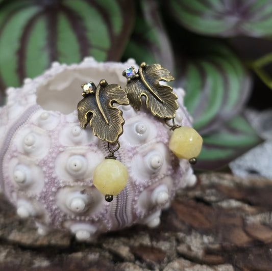 Mystische Ohrstecker mit Blattdesign & echter Calcit-Perle – handgefertigt, stilvoll & spirituell. Perfekt für Vintage Looks oder als Geschenk.