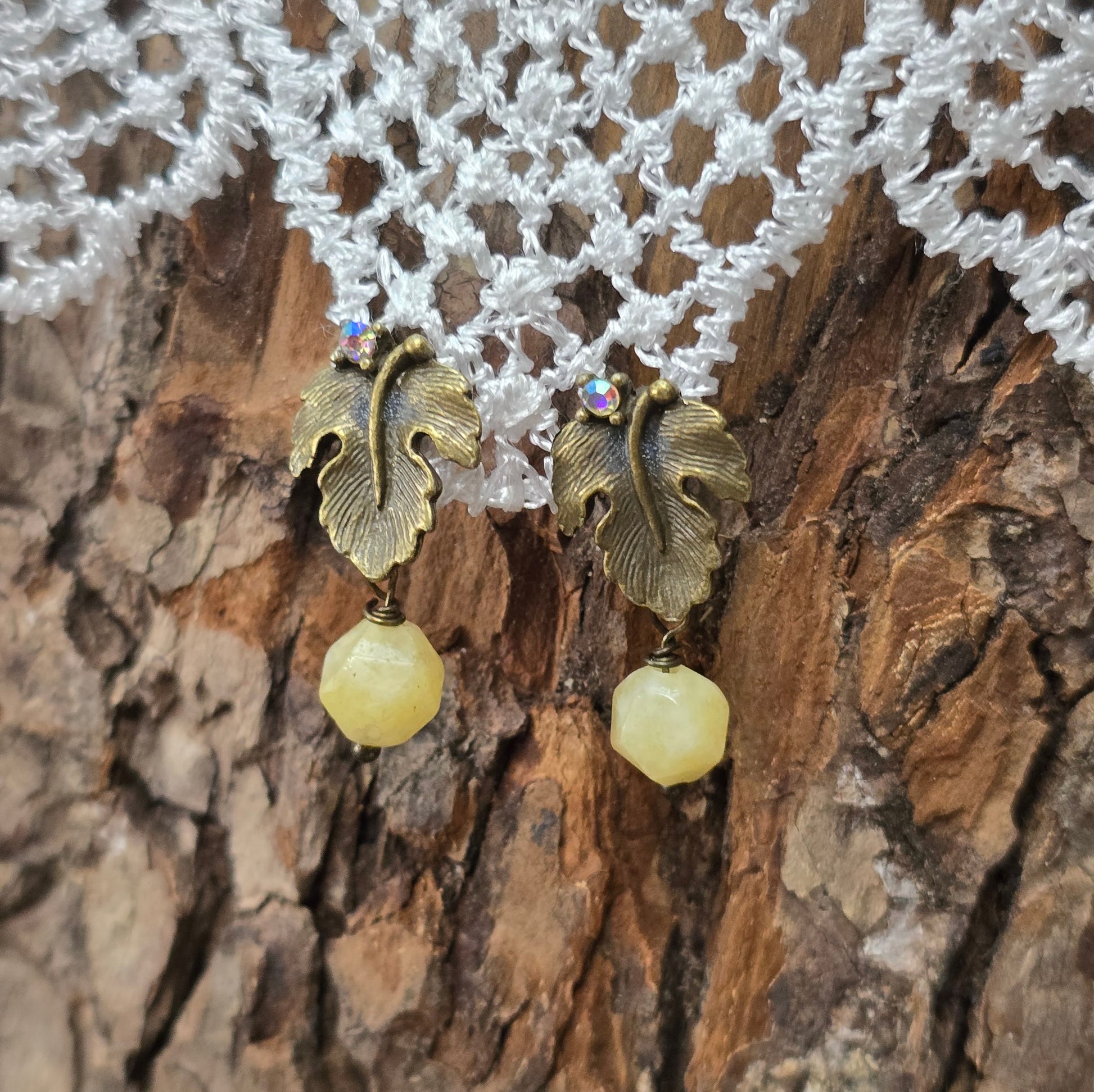 Mystische Ohrstecker mit Blattdesign & echter Calcit-Perle – handgefertigt, stilvoll & spirituell. Perfekt für Vintage Looks oder als Geschenk.