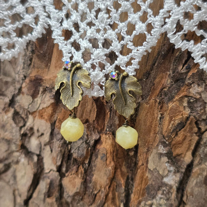Mystische Ohrstecker mit Blattdesign & echter Calcit-Perle – handgefertigt, stilvoll & spirituell. Perfekt für Vintage Looks oder als Geschenk.