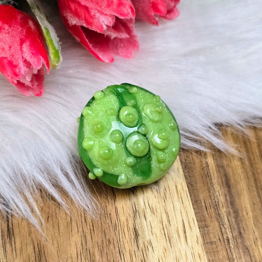 Handgefertigte grüne Glasperle aus Indien (25 mm) – Unikat mit Bumps für Ketten, Armbänder & Accessoires. Ideal für exotisch inspirierten DIY-Schmuck.
