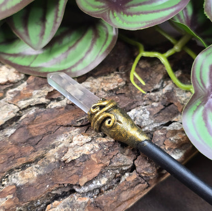 Handgemachter Haarstab aus Holz & Epoxy mit edler Kristallspitze. Ideal für Hochsteckfrisuren, Vintage-Outfits & Fantasy-Styles. Leicht & einzigartig – ein echtes Unikat.