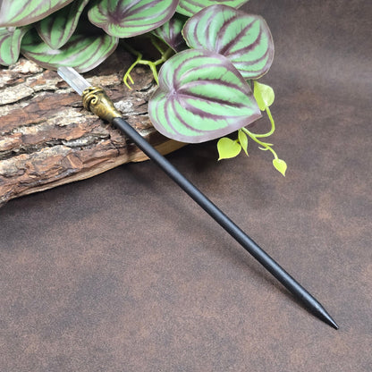 Handgemachter Haarstab aus Holz & Epoxy mit edler Kristallspitze. Ideal für Hochsteckfrisuren, Vintage-Outfits & Fantasy-Styles. Leicht & einzigartig – ein echtes Unikat.