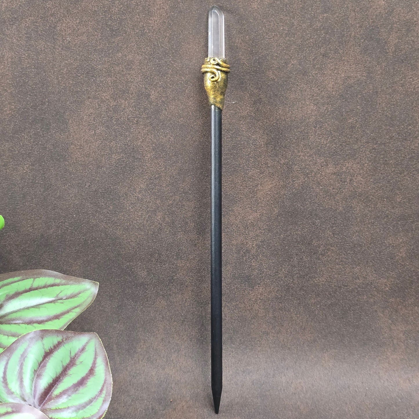 Handgemachter Haarstab aus Holz & Epoxy mit edler Kristallspitze. Ideal für Hochsteckfrisuren, Vintage-Outfits & Fantasy-Styles. Leicht & einzigartig – ein echtes Unikat.