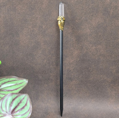 Handgemachter Haarstab aus Holz & Epoxy mit edler Kristallspitze. Ideal für Hochsteckfrisuren, Vintage-Outfits & Fantasy-Styles. Leicht & einzigartig – ein echtes Unikat.