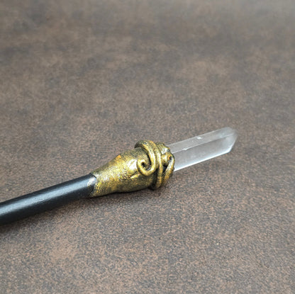 Handgemachter Haarstab aus Holz & Epoxy mit edler Kristallspitze. Ideal für Hochsteckfrisuren, Vintage-Outfits & Fantasy-Styles. Leicht & einzigartig – ein echtes Unikat.
