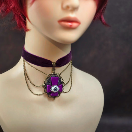 Handgefertigter Samtchoker mit invertiertem Kreuz, Auge & Strass – violett, antik-bronze, Unikat im Gothic-Stil. Für Rituale, Festivals & dunkle Seelen.