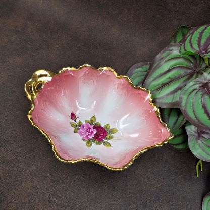Handgefertigtes Carlsbad-Porzellan: Schälchen in Blattform, Pink-Ombre, Goldrand, 1990er. Perfekt für Deko oder Schmuck.