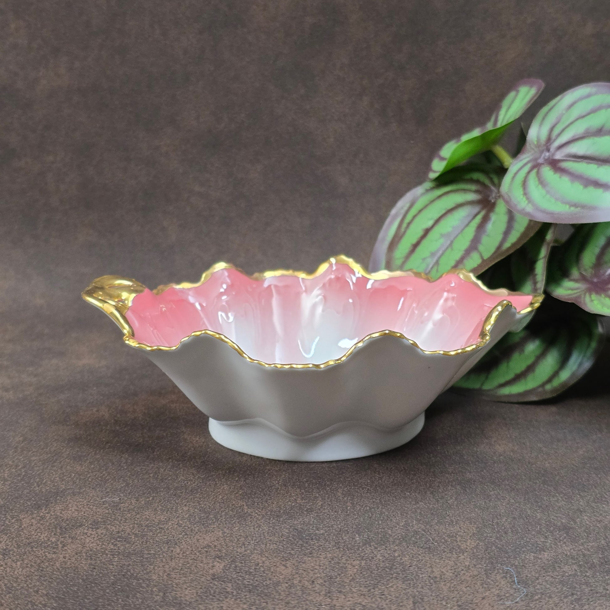 Handgefertigtes Carlsbad-Porzellan: Schälchen in Blattform, Pink-Ombre, Goldrand, 1990er. Perfekt für Deko oder Schmuck.