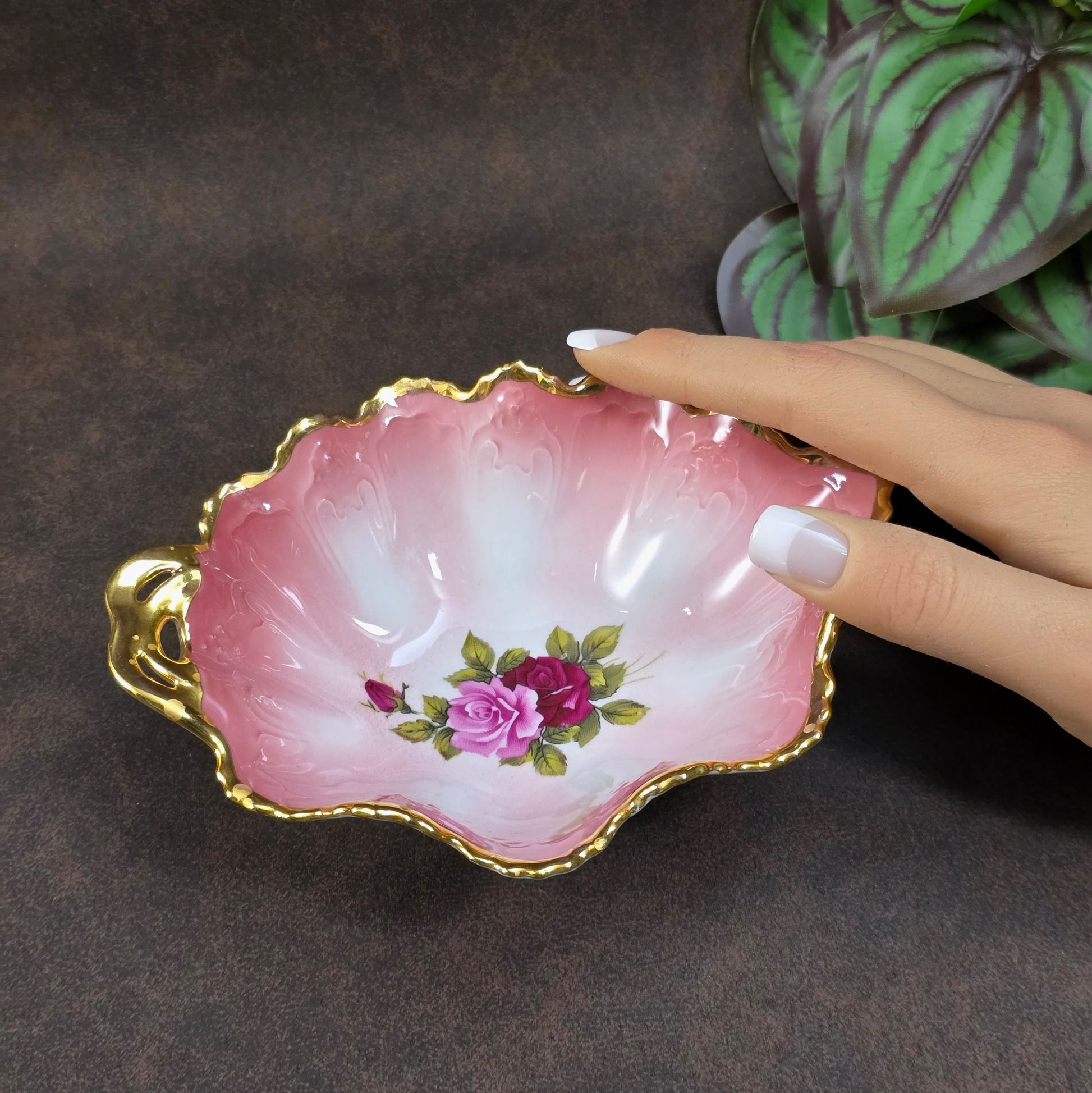 Handgefertigtes Carlsbad-Porzellan: Schälchen in Blattform, Pink-Ombre, Goldrand, 1990er. Perfekt für Deko oder Schmuck.