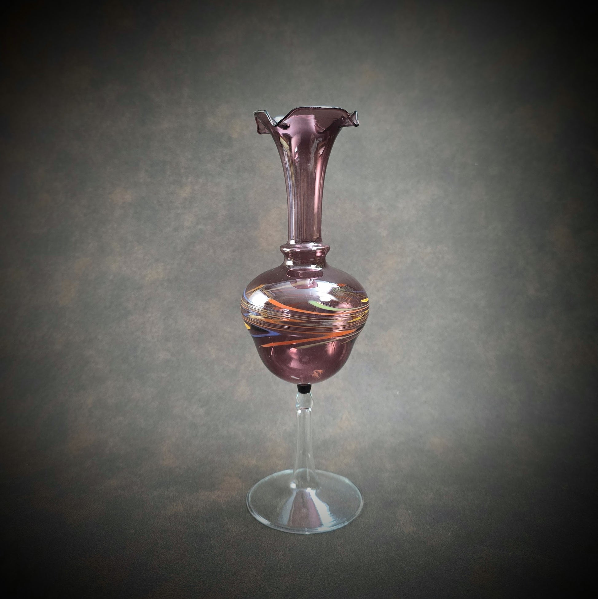 Handgeformte Vintage-Vase aus Glas mit bunten Farbwirbeln. Aus den 1970er Jahren – dekorativ &amp; einzigartig.