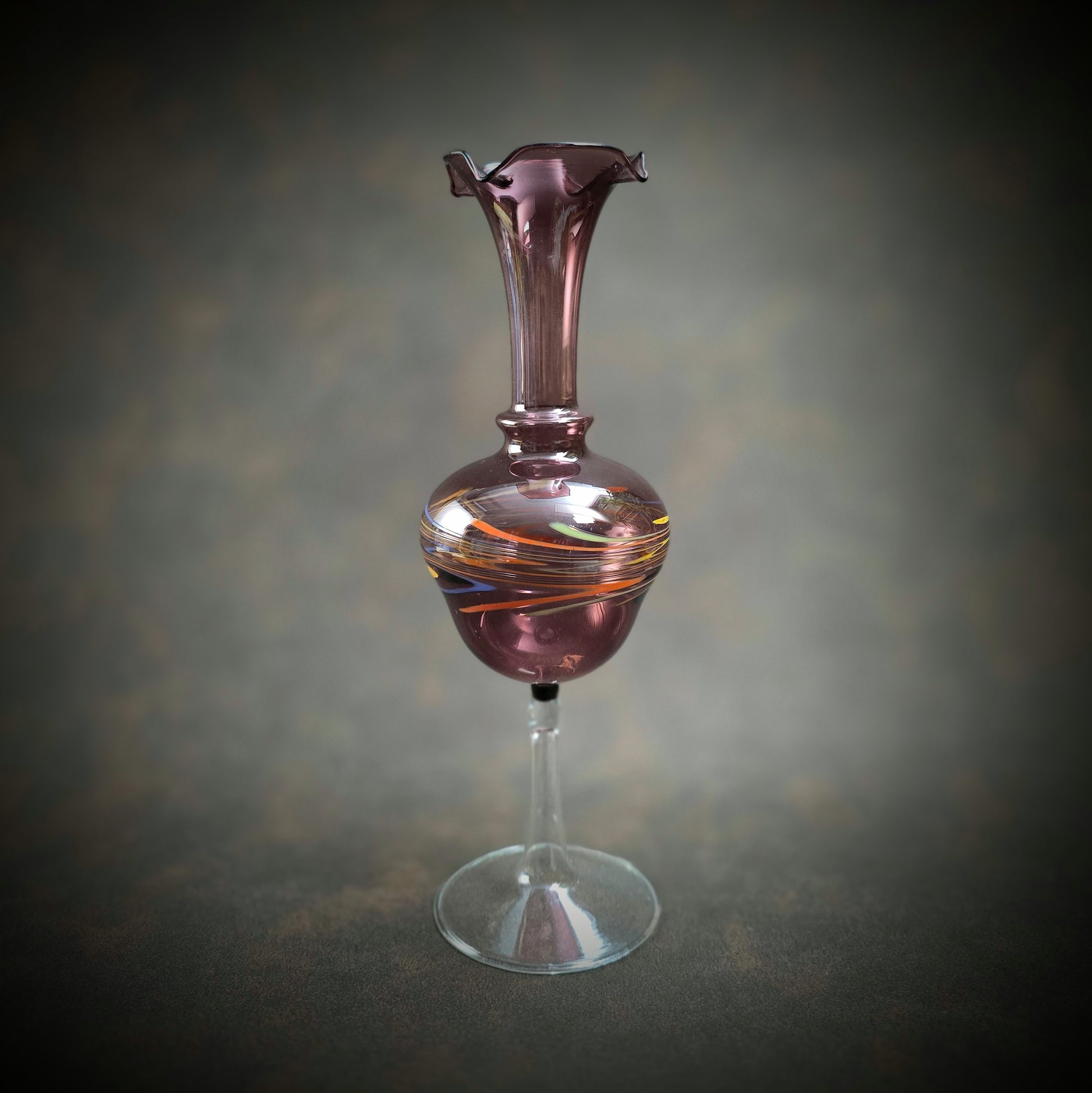 Handgeformte Vintage-Vase aus Glas mit bunten Farbwirbeln. Aus den 1970er Jahren – dekorativ &amp; einzigartig.